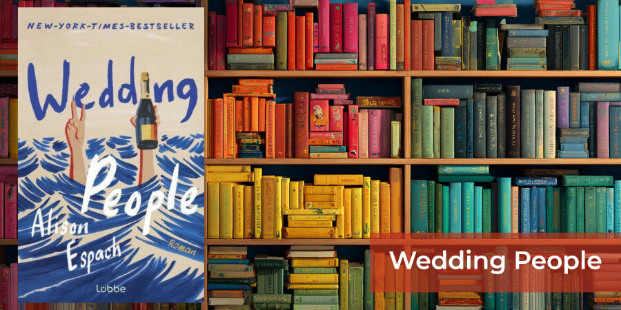 Bildbeschreibung: Wedding People vor einem bunten Bücherregal